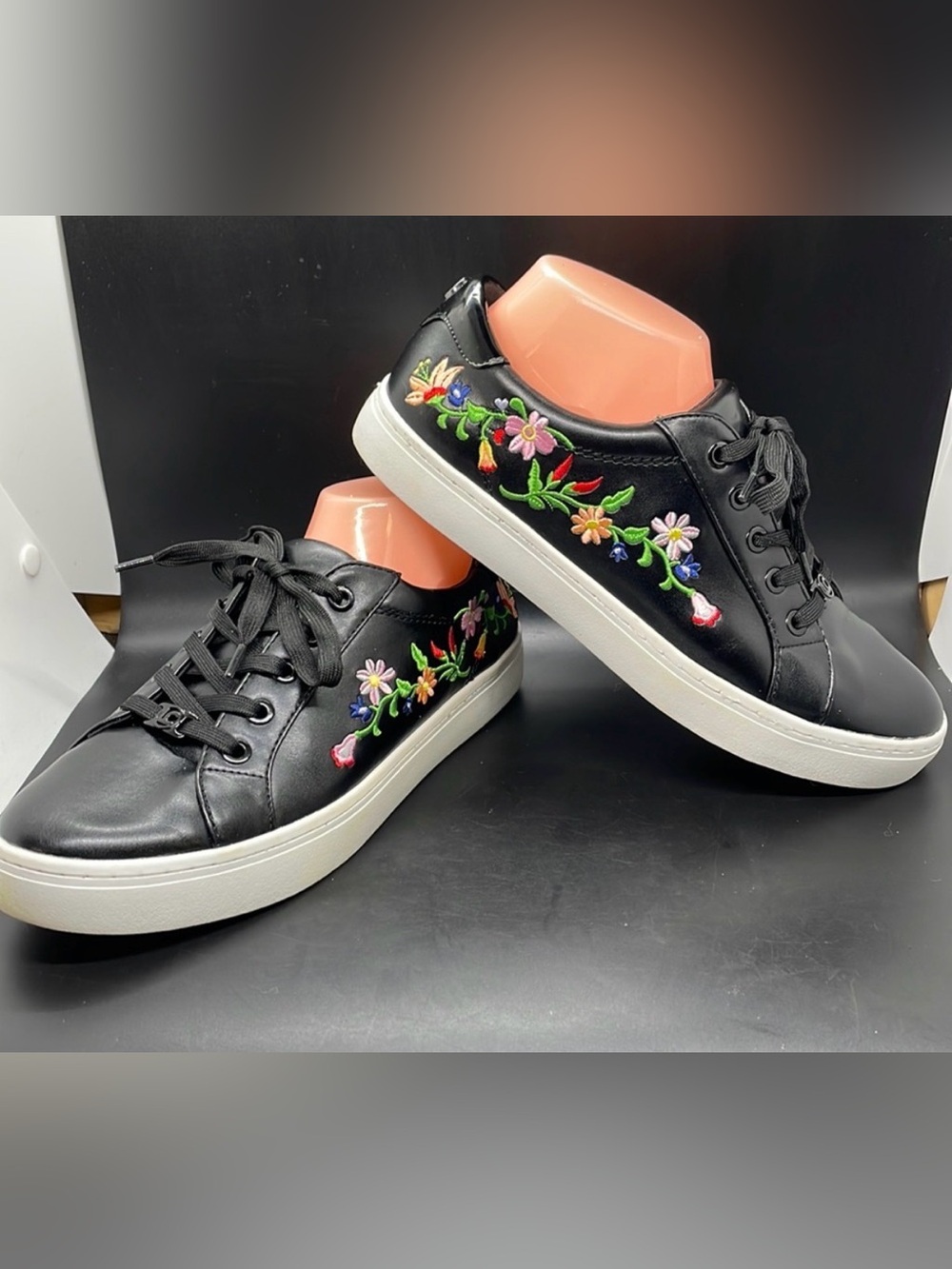 Liz Claiborne black Floral Embroidered Sneakers Garden Party Size 8.5M